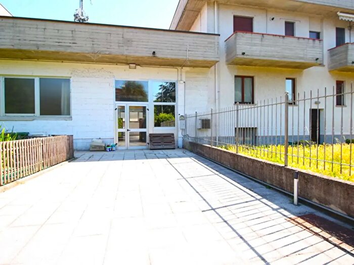 Appartamento con 20 locali in vendita in Via XXV Aprile, Liscate