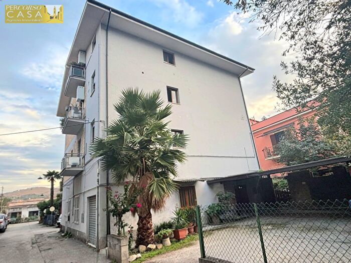 Appartamento trilocale in vendita in Via Cesi, Teramo