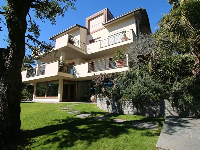 Casa con 20 locali in vendita in Inverigo