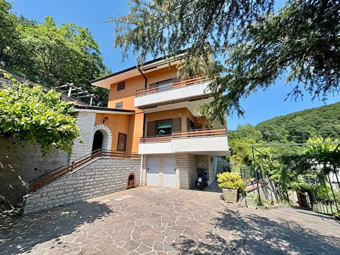 Appartamento quadrilocale in vendita in Via Castelmonte, Trieste