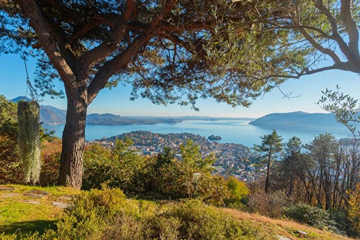 Casa con 6 locali in vendita in Verbania