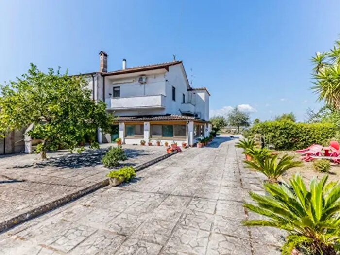 Casa con 6 locali in vendita in Strada Migliara, Latina