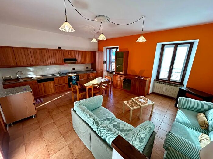 Casa con 7 locali in vendita in Endine Gaiano