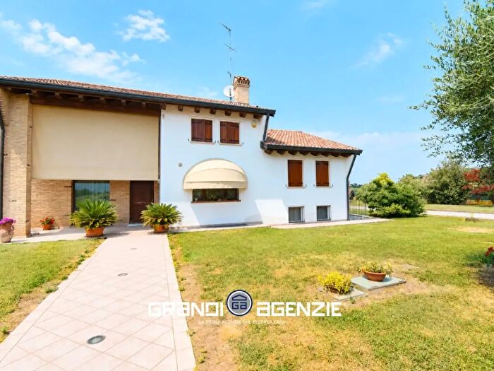 Casa con 6 locali in vendita in Via Fratelli Bianchin, Paese