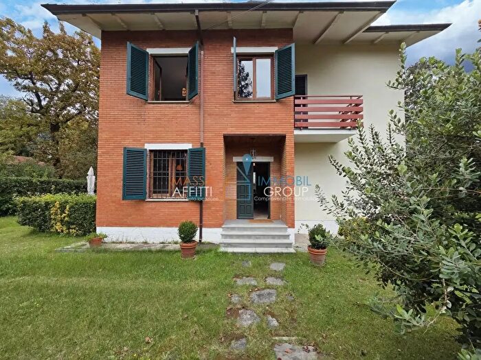 Casa con 8 locali in vendita in Via dei Fortini, Massa