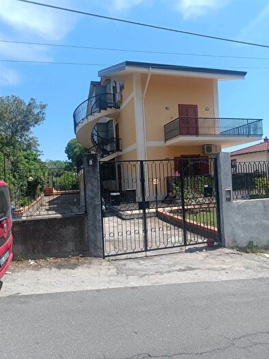 Casa con 5 locali in vendita in Via Lorenzo Bernini, Belpasso