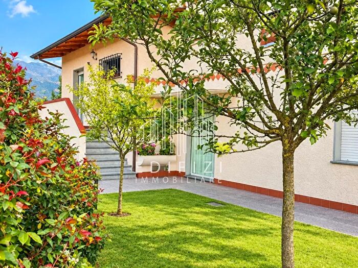 Casa con 17 locali in vendita in Massa