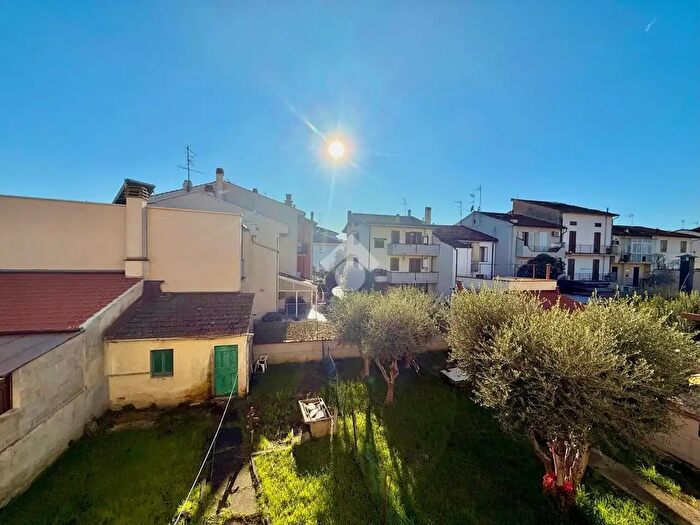 Casa con 7 locali in vendita in Via Visiana, Prato