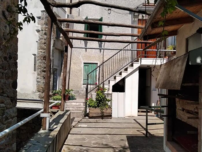 Casa con 8 locali in vendita in Via Temossi, Borzonasca
