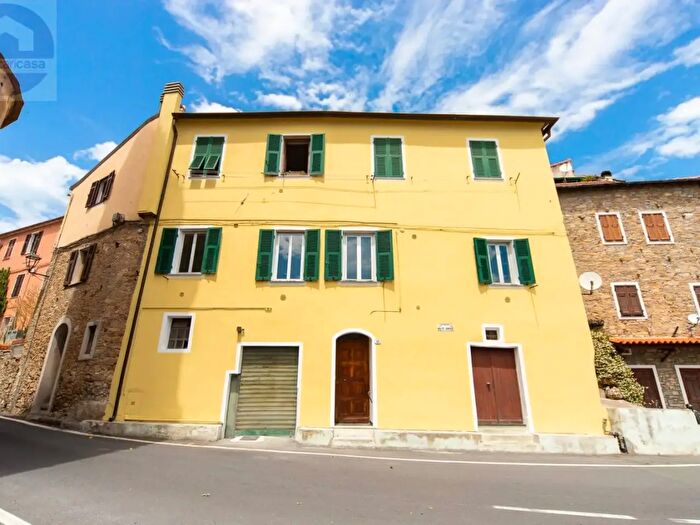 Appartamento trilocale in vendita in Piazza Milite Ignoto, Cipressa