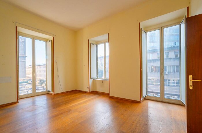 Appartamento quadrilocale in vendita in Corso Meridionale, Napoli