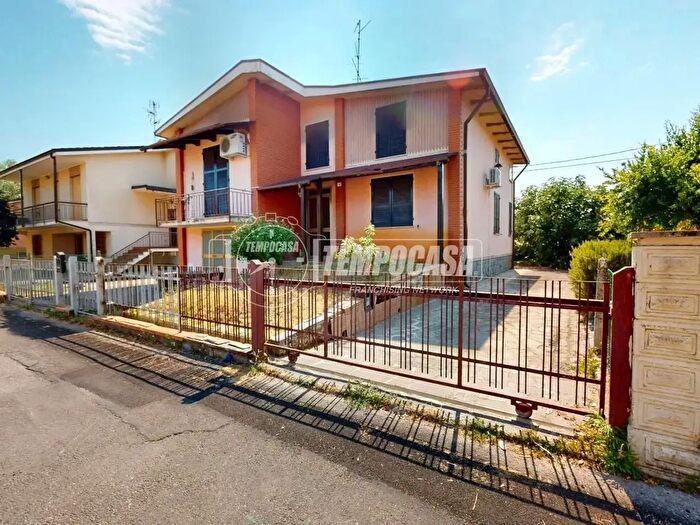 Casa con 5 locali in vendita in Concordia Sulla Secchia