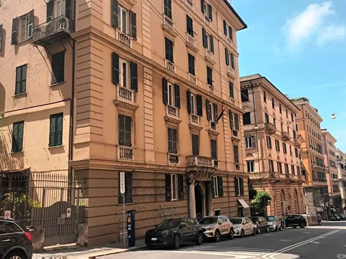 Appartamento con 10 locali in affitto in Via Assarotti, Genova