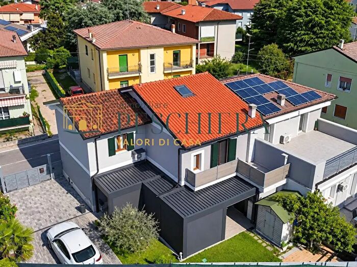 Casa con 5 locali in vendita in Via Antonio Pelacane, Sona