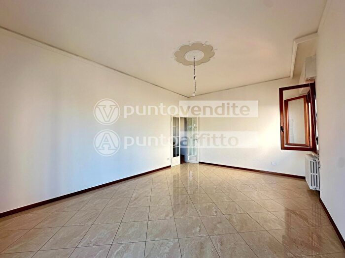 Casa con 7 locali in affitto in Orgo Giannotti, Lucca