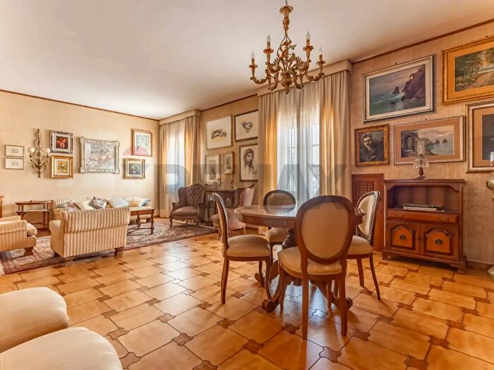 Appartamento con 6 locali in vendita in Viale Einaudi, Bari