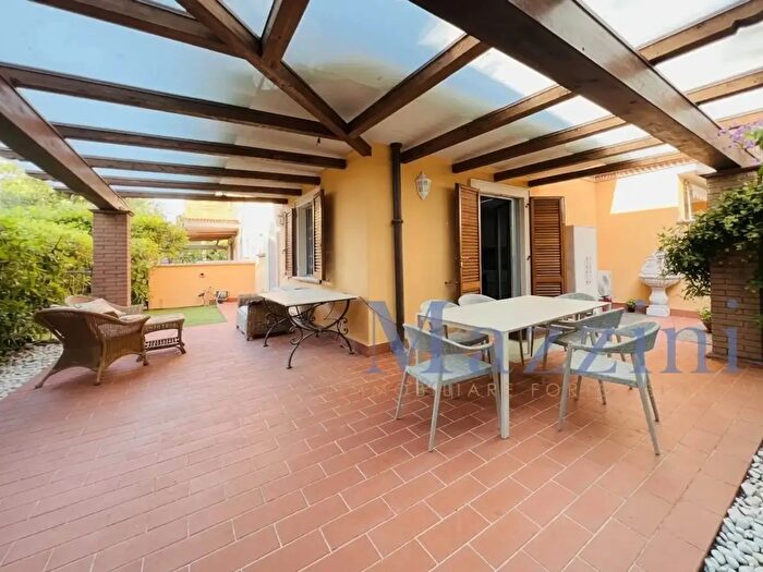 Casa con 9 locali in vendita in Via Pisa, Massa