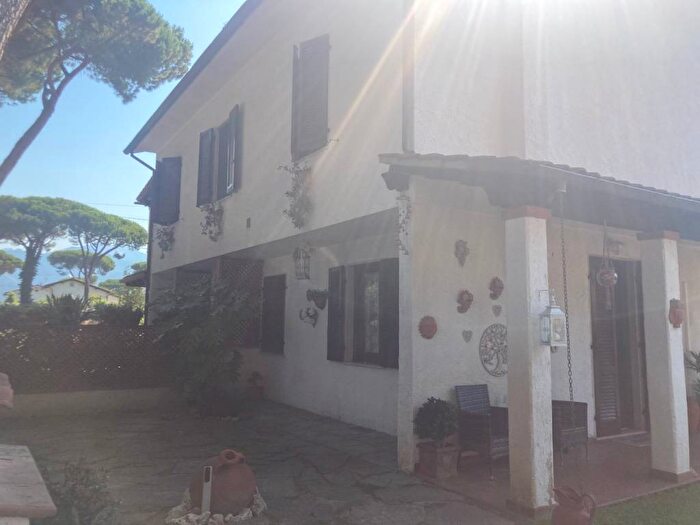 Casa quadrilocale in affitto in Via Lorenzo de' Medici, Vittoria Apuana, Forte dei Marmi