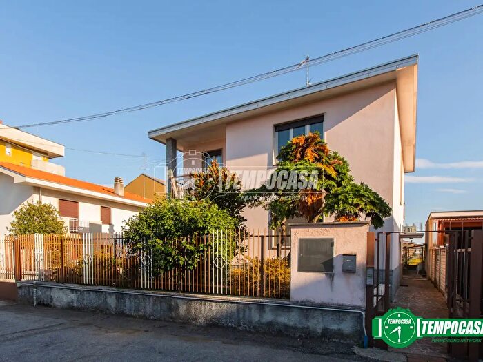 Appartamento quadrilocale in vendita in Via Eugenio Filippini, Busto Arsizio