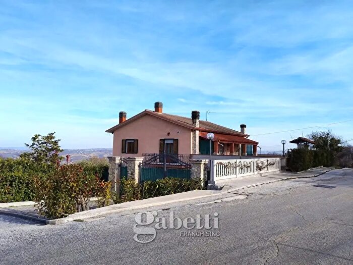 Casa con 8 locali in vendita in Contrada Colle Serano, Campobasso