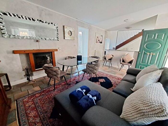 Casa con 6 locali in vendita in Piazza Giulio Paracchini, Dongo