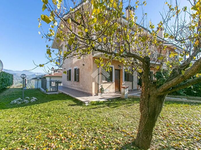 Appartamento trilocale in vendita in Via Trieste, Mentana