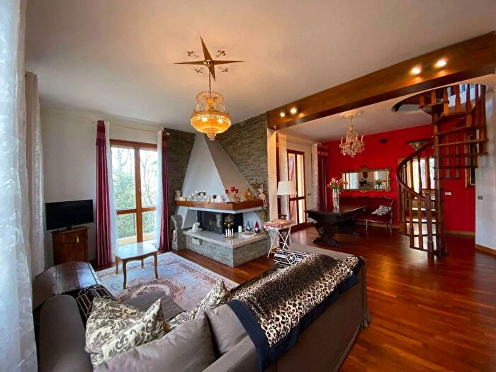 Casa con 6 locali in vendita in Quattro Castella