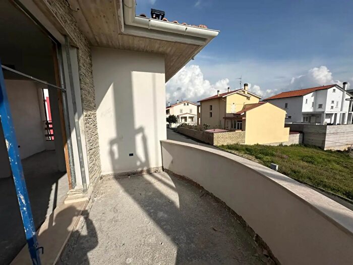Casa con 6 locali in vendita in Cecina