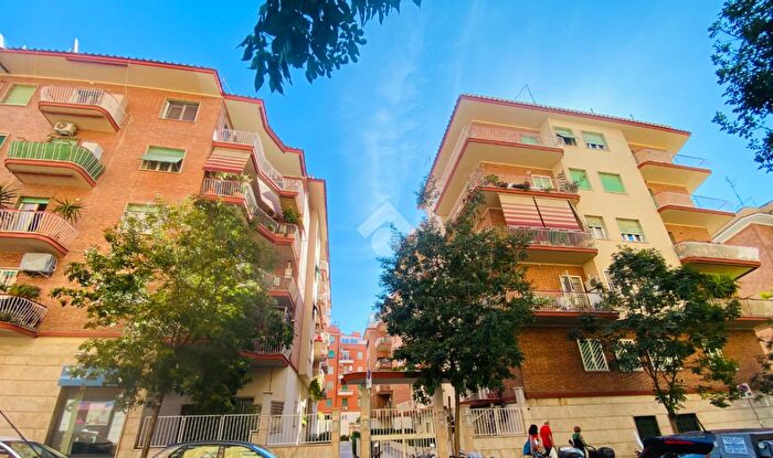 Appartamento quadrilocale in vendita in Via Albano, Roma