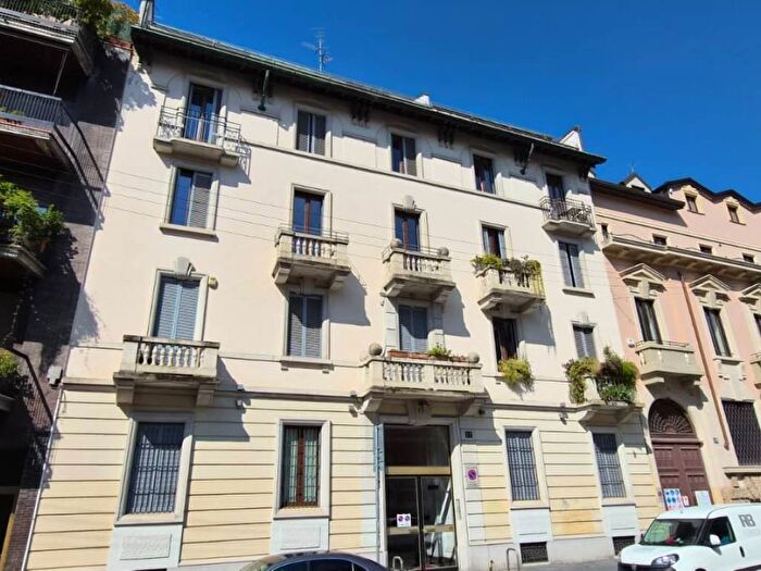 Appartamento con 5 locali in affitto in Via Camillo Hajech, Plebisciti Susa, Milano