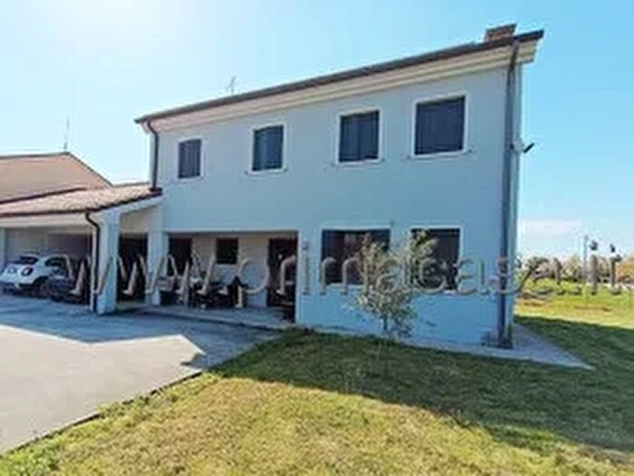 Casa con 8 locali in vendita in Via Roma, Massanzago