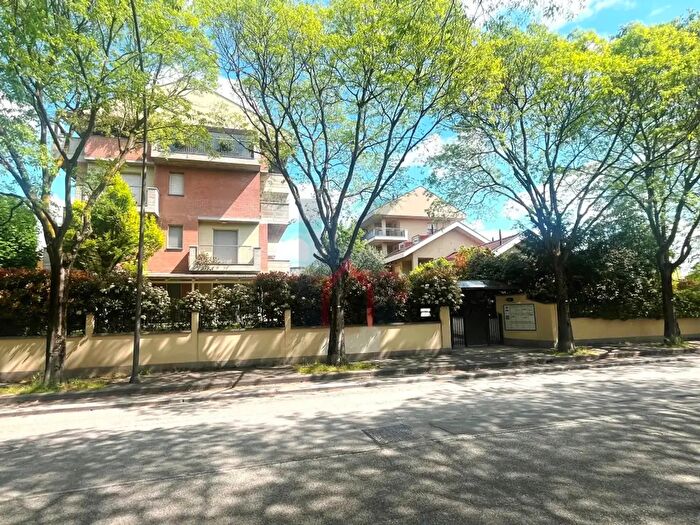 Appartamento con 6 locali in vendita in Via Medaglie dOro, Forli