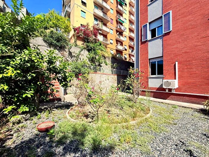 Appartamento quadrilocale in vendita in Via Giovanni Arrivabene, Genova