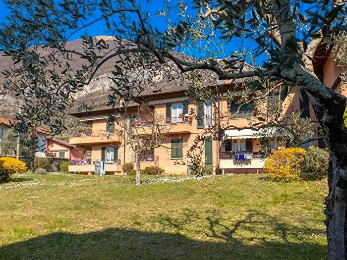 Appartamento trilocale in vendita in Via Albana, Tremezzina