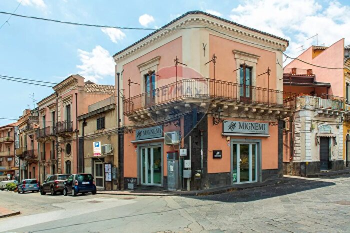 Casa con 7 locali in vendita in Via IV Novembre, Aci Catena