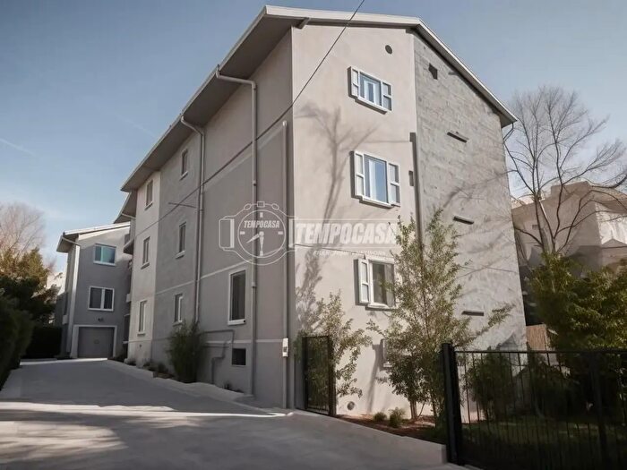 Casa con 11 locali in vendita in Cantello