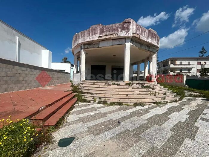 Casa con 15 locali in vendita in Viale dei Micenei, Pulsano