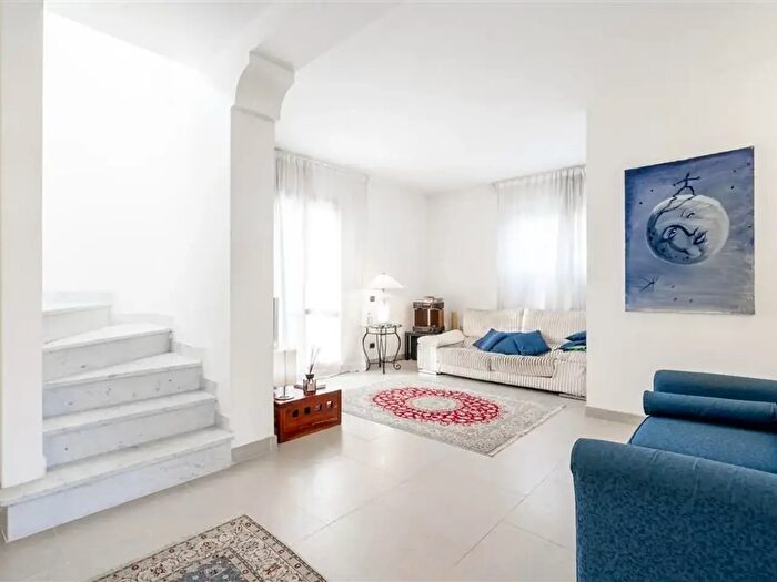 Appartamento con 5 locali in vendita in Montignoso
