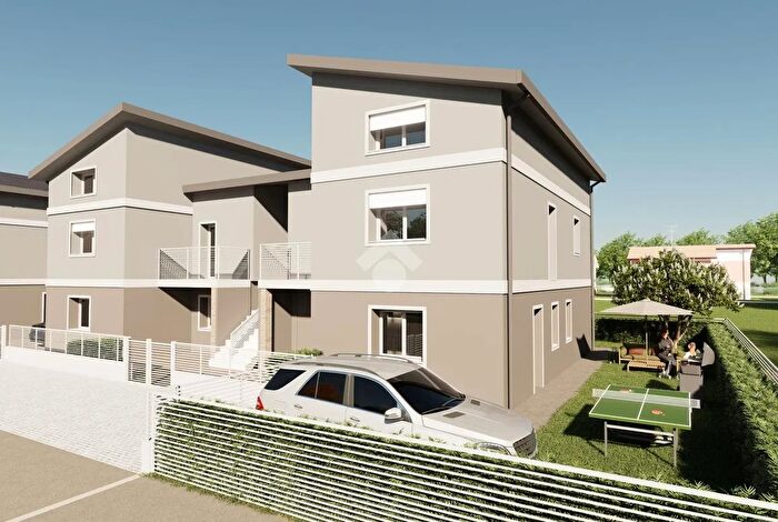 Appartamento con 5 locali in vendita in Largo Cantagalli, Russi