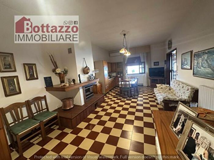 Appartamento con 5 locali in vendita in Via Umbria, Lizzano