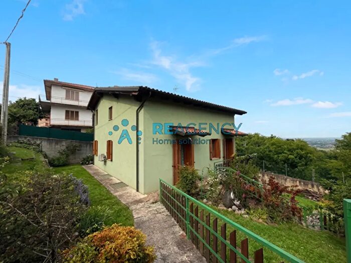 Casa con 5 locali in vendita in Costabissara