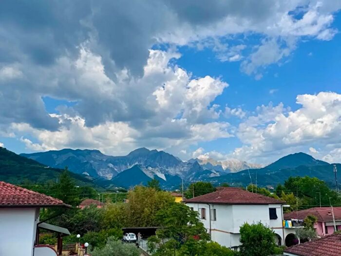 Casa con 6 locali in vendita in Carrara