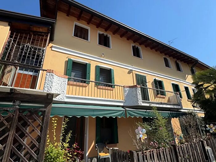 Casa con 9 locali in vendita in Via Monte Grappa, Cordenons