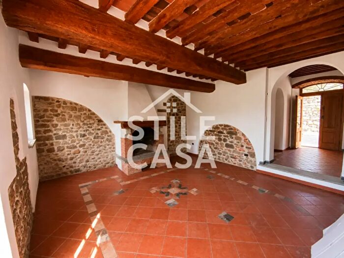 Casa con 11 locali in vendita in Uzzano