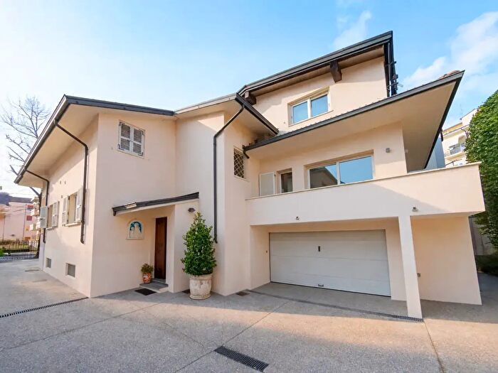 Casa con 7 locali in vendita in Via Gadolini, Piacenza