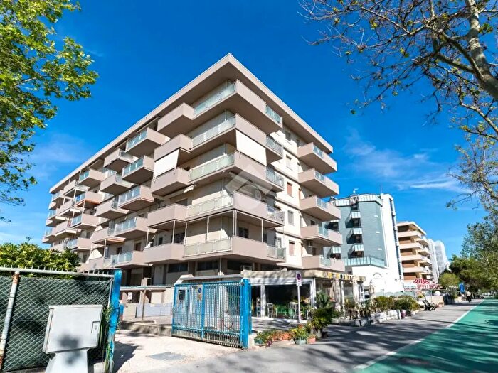Appartamento trilocale in vendita in Viale G Carducci, Cesenatico