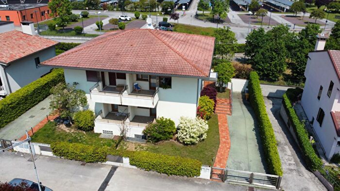 Casa con 5 locali in vendita in Viale Italia, Castelfranco Veneto