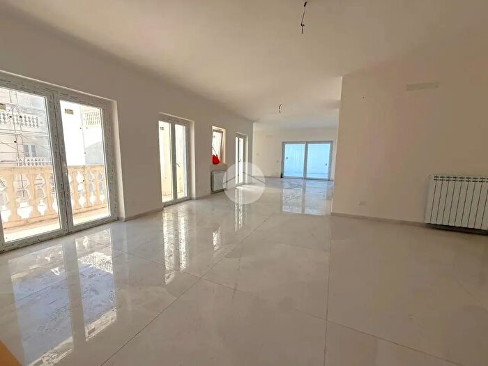 Appartamento con 5 locali in vendita in Via Annibale De Carolis, Volla