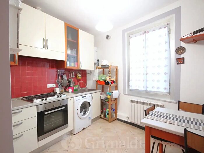 Appartamento trilocale in vendita in Via Chiusone, Genova