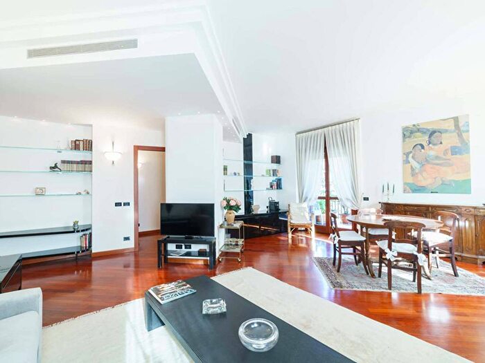 Appartamento trilocale in affitto in Viale San Gimignano, Bande Nere, Milano